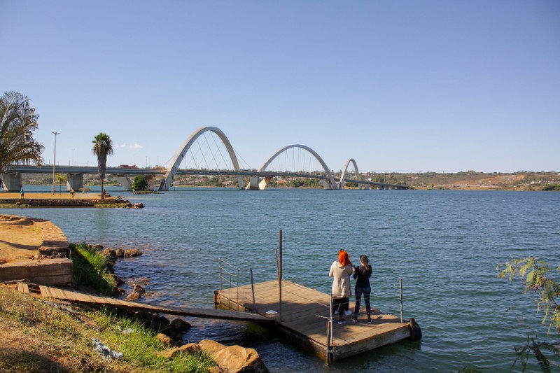 Lago, trilha, cachoeira e pôr do sol compõem Brasília, a cidade parque