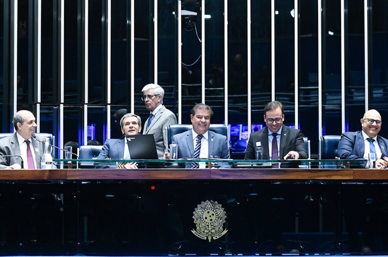 Senadores celebram cinquentenário da Associação dos Juízes Federais