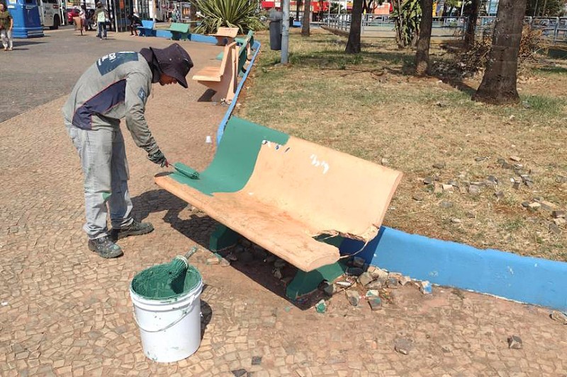 Praça do Relógio fica mais limpa e acessível