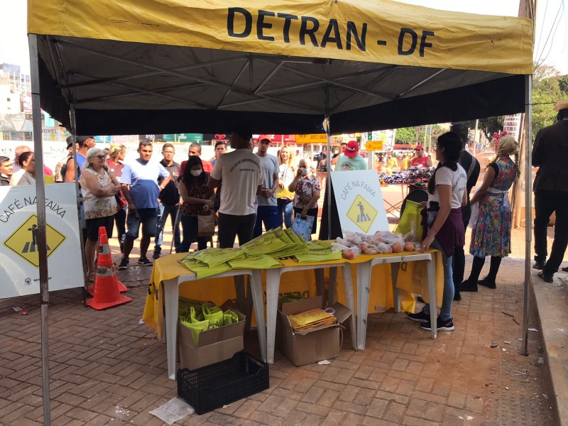Projeto Café na Faixa de Pedestre faz ação educativa em Taguatinga
