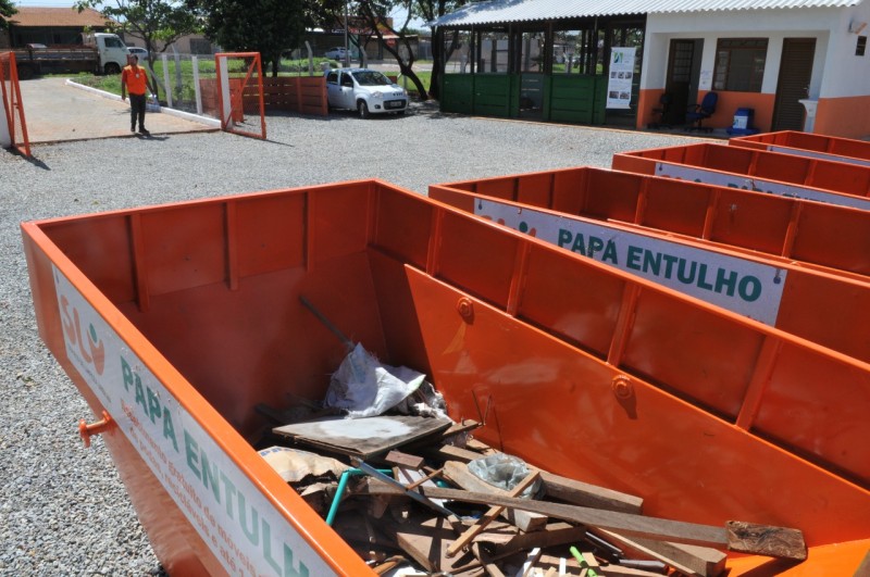Moradores podem pedir recolhimento de entulho pelo telefone 162
