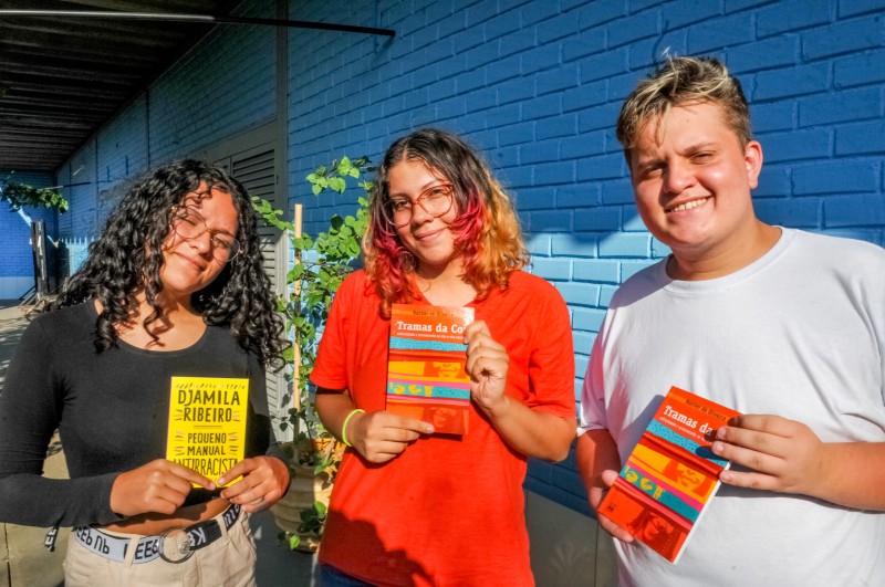 Punição por racismo é revertida em doação de livros para escolas do DF