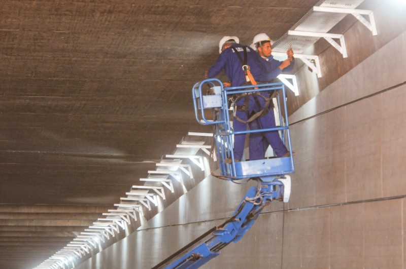 Mais da metade da passagem sul do Túnel de Taguatinga já tem eletrocalhas