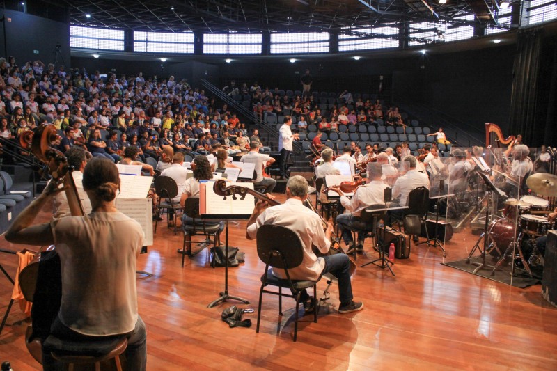 Orquestra Sinfônica faz apresentação para alunos da rede pública