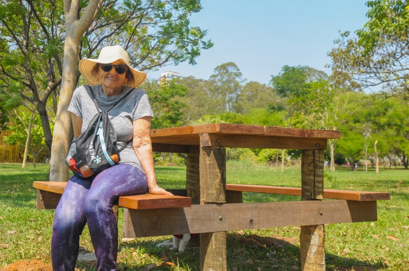 Parque Ecológico de Águas Claras ganha 11 bancos e mesas de madeira