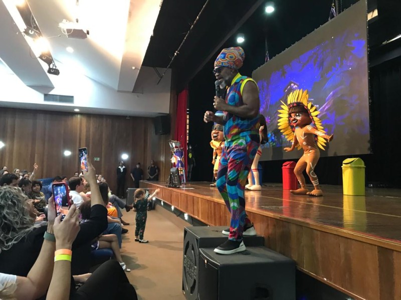 Musical de Carlinhos Brown ensina a alunos do DF sobre energia sustentável