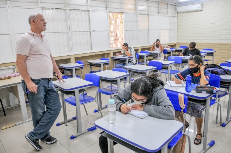 Nunca é tarde para aprender: idosos estudam na rede pública do DF