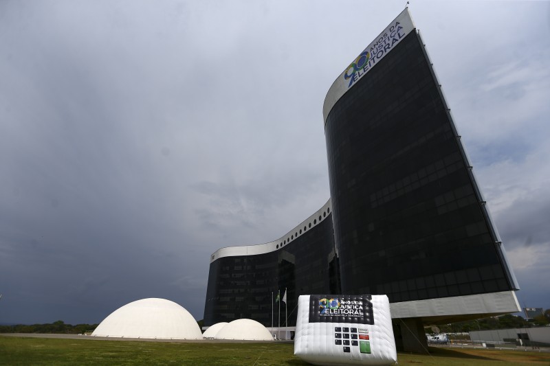 Presidente do TSE veta investigações contra institutos de pesquisa