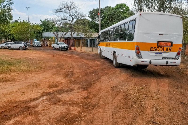 Pavimentação de via vicinal leva mais segurança a escola no Sol Nascente
